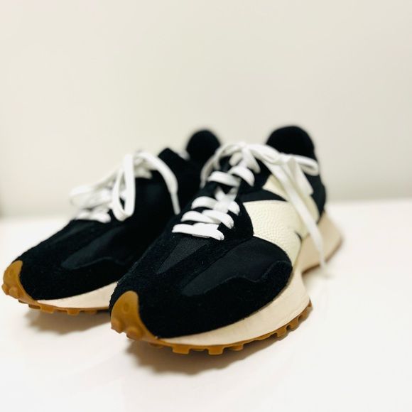 New Balance 327 Black Sneakers - Picture 13 of 15